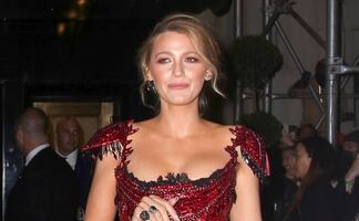 Blake Lively celebra su cumpleaños en la piscina con diminuto traje de baño 