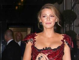 Blake Lively celebra su cumpleaños en la piscina con diminuto traje de baño