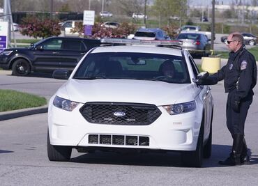 Suman 8 muertos tras tiroteo en FedEx de Indianápolis