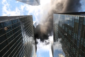 Incendio en rascacielos de Manhattan en pleno desfile de Día de San Patricio: impactantes imágenes del fuego desde el techo