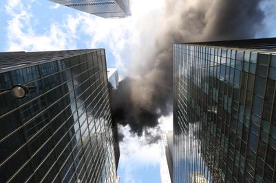 Incendio en rascacielos de Manhattan en pleno desfile de Día de San Patricio: impactantes imágenes del fuego desde el techo