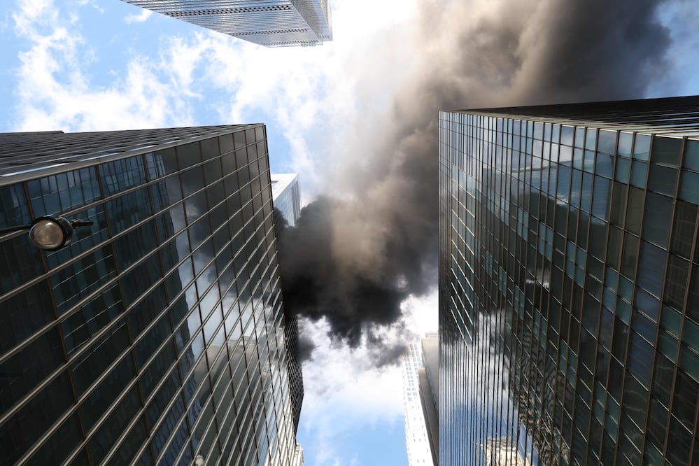 Incendio en rascacielos de Manhattan en pleno festejo de San Patricio . Foto: TIMOTHY A.CLARY / AFP