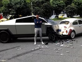 Vochito "destruye" Tesla Cybertruck en choque: “Lo de antes era mejor”. VIDEO
