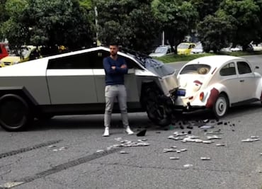 Vochito "destruye" Tesla Cybertruck en choque: “Lo de antes era mejor”. VIDEO