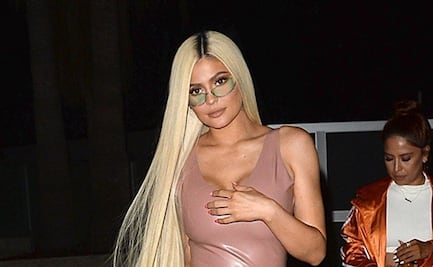 Kylie Jenner delinea su silueta con look ajustado en Los Ángeles