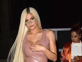 Kylie Jenner delinea su silueta con look ajustado en Los Ángeles