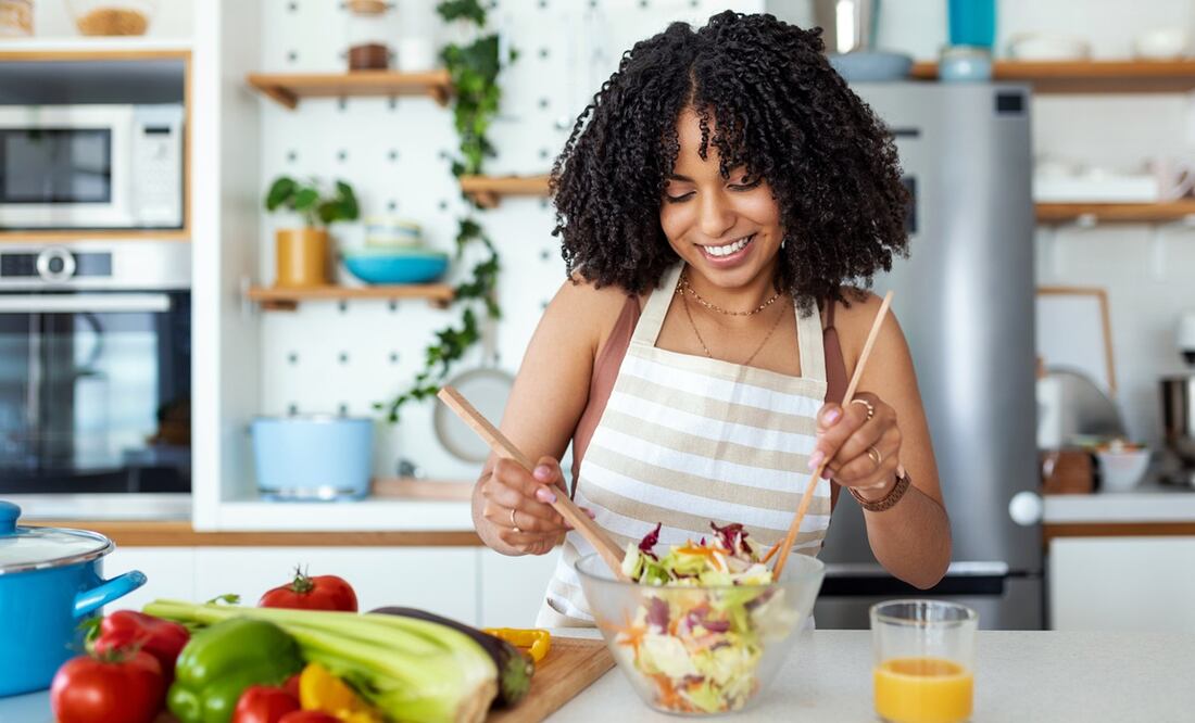 Cumple tu propósito de perder peso con las mejores dietas para 2024; según la expertos. Foto: iStock-stefanamer