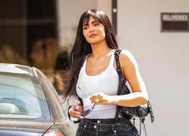 Kylie Jenner usa atrevido top under-boob y sorprende en Instagram