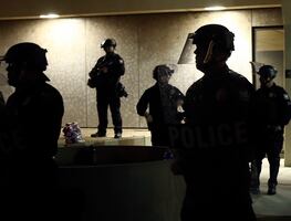 Policía de Phoenix discrimina a afroamericanos y detiene a personas sin hogar, revela informe federal