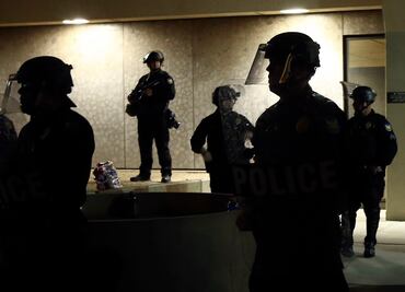 Policía de Phoenix discrimina a afroamericanos y detiene a personas sin hogar, revela informe federal