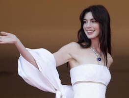 Anne Hathaway deslumbra con look ‘business girl’ tras confirmarse ‘El Diablo Viste a la Moda 2’