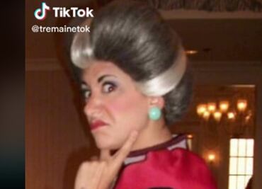 Actriz acusa que se le negó hablar español mientras trabajaba en Disney World