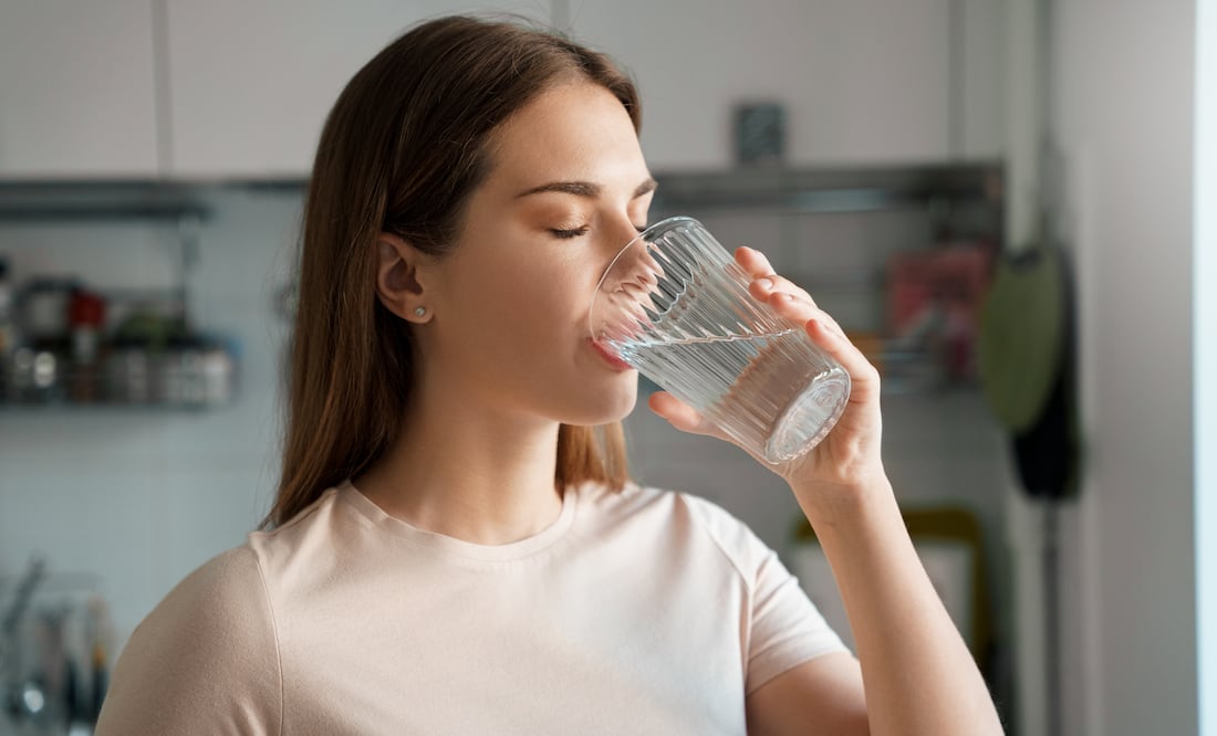 ¿Es mejor el agua alcalina o el agua purificada? Esto dice la Universidad de Harvard. iStock/Yaroslav Olieinikov