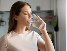 ¿Es mejor el agua alcalina o el agua purificada? Estos son sus beneficios, según Harvard
