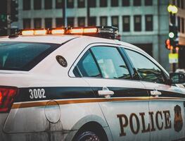 Arrestan a mujer por agredir a empleado afroamericano de restaurante