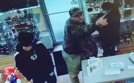 Hombre se niega a usar cubrebocas y patea mesa en tienda de Alabama