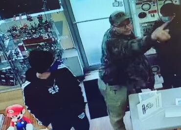 Hombre se niega a usar cubrebocas y patea mesa en tienda de Alabama