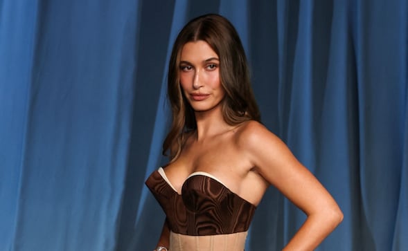 Hailey Bieber posa en lencería rosa y revive un icónico look de Gisele Bündchen para Victoria's Secret 