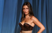 Hailey Bieber da cátedra de glamour y estilo con lujoso vestido ‘backless’ de cuero