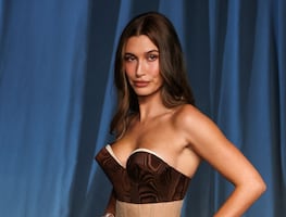 Hailey Bieber da cátedra de glamour y estilo con lujoso vestido ‘backless’ de cuero