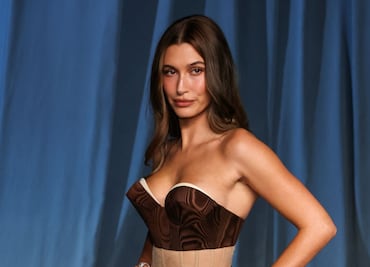 Hailey Bieber da cátedra de glamour y estilo con lujoso vestido ‘backless’ de cuero
