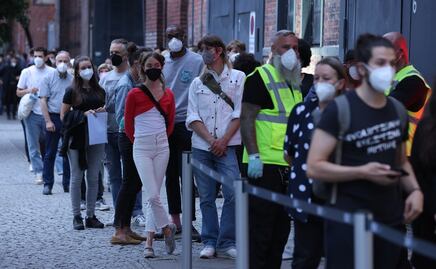 OMS avisa que vacunas no protegen completamente ante la ola de casos europeos