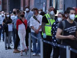 OMS avisa que vacunas no protegen completamente ante la ola de casos europeos