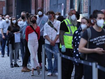 OMS avisa que vacunas no protegen completamente ante la ola de casos europeos