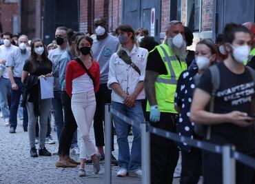 OMS avisa que vacunas no protegen completamente ante la ola de casos europeos