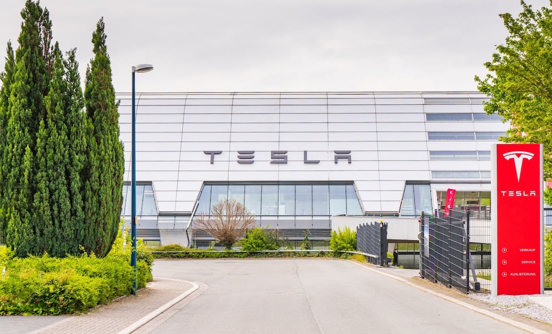 Tesla se desploma en Wall Street tras pelea entre Elon Musk y Donald Trump. Foto: iStock