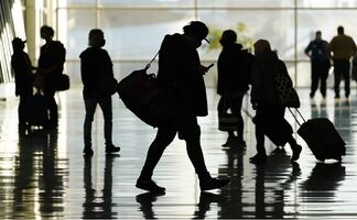 United Airlines seguirá recortando vuelos; tiene 3,000 empleados con Covid-19