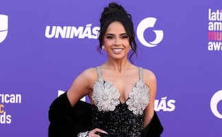 Becky G se luce con minivestido enjoyado en los Latin American Music Awards