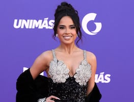 Becky G se luce con minivestido enjoyado en los Latin American Music Awards