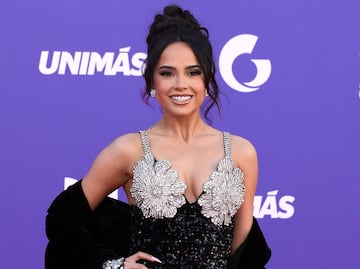 Becky G se luce con minivestido enjoyado en los Latin American Music Awards