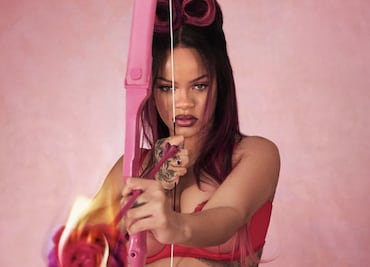 Rihanna ‘enciende’ Instagram en lencería negra y traslúcida para San Valentín