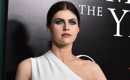 Alexandra Daddario deslumbra con look de musa griega en California