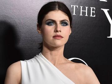 Alexandra Daddario deslumbra con look de musa griega en California