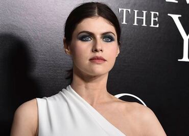 Alexandra Daddario deslumbra con look de musa griega en California