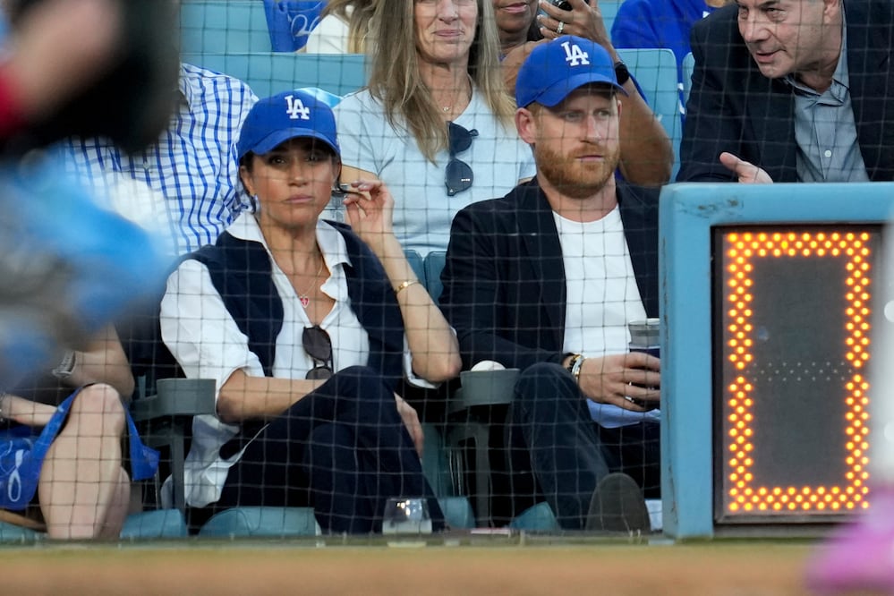 Realeza británica en partido de los Dodgers: "kiss cam" enfoca a Harry y Meghan y estadio reacciona. Foto: AP/Ashley Landis