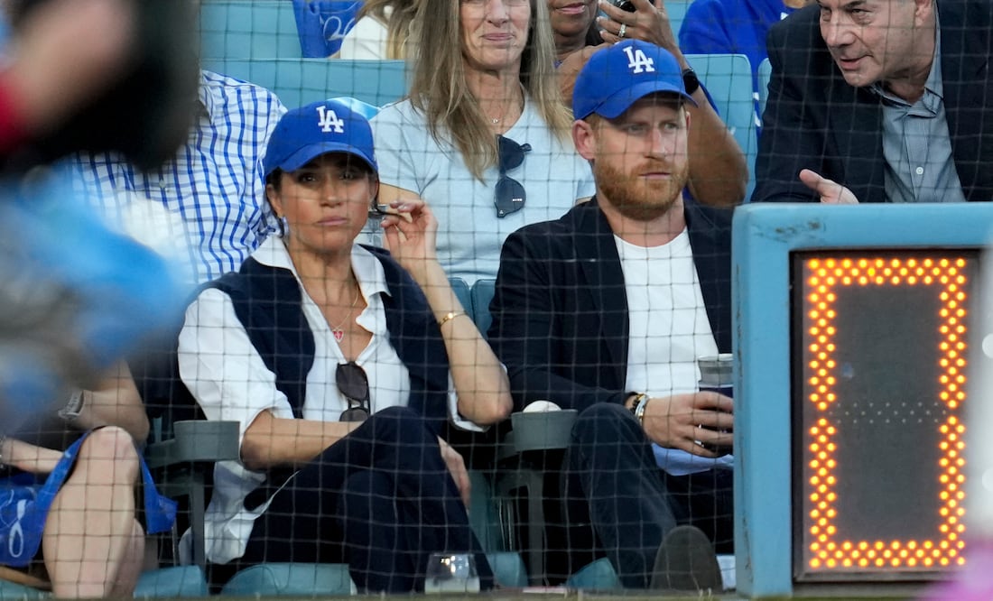 Realeza británica en partido de los Dodgers: "kiss cam" enfoca a Harry y Meghan y estadio reacciona. Foto: AP/Ashley Landis