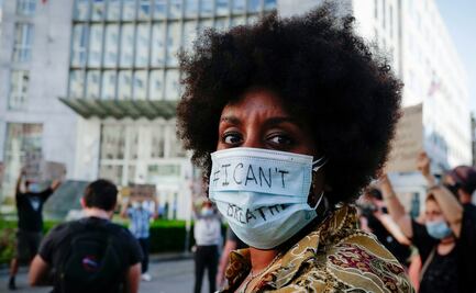 Familia recibe carta racista por foto de sus hijas graduadas
