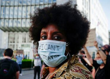 Familia recibe carta racista por foto de sus hijas graduadas