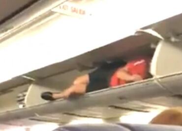 Captan a azafata “dormida” en portaequipaje de avión de Southwest