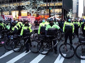 Nueva York obliga a policías y bomberos a vacunarse contra el Covid