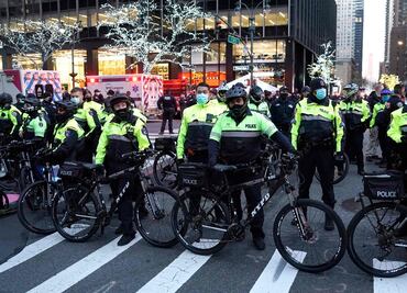 Nueva York obliga a policías y bomberos a vacunarse contra el Covid