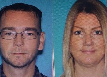 Policía busca a padres del autor de tiroteo en instituto de Michigan