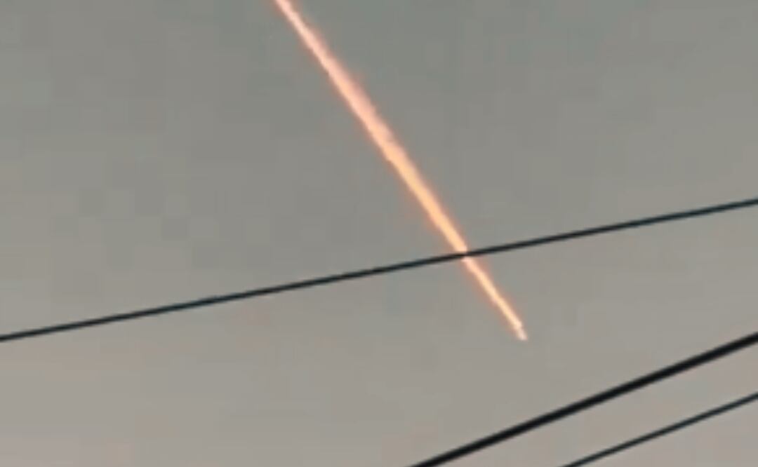Misterioso objeto es captado en el cielo de la CDMX: ¿Asteroides, meteoritos o estelas de condensación? Foto: Screenshot X