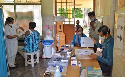 Covid. Vacunan en la India a miles con dosis de agua