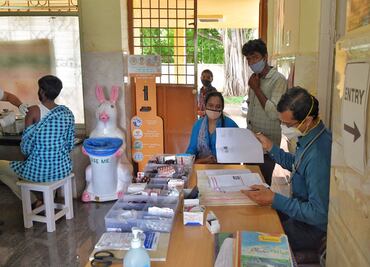 Covid. Vacunan en la India a miles con dosis de agua