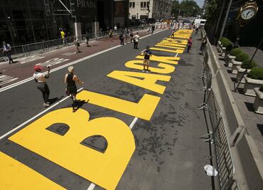 Arrestan a mujer por vandalizar mural de 'Black Lives Matter' en NY